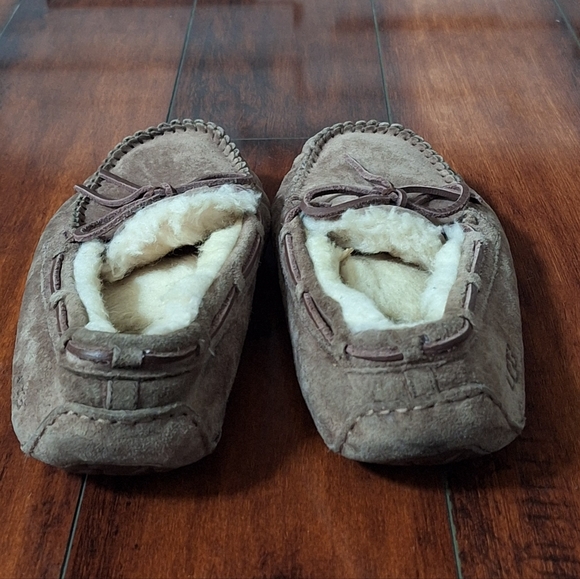 Women's UGG Light Brown Dakota Slippers Size 8 - Picture 5 of 7